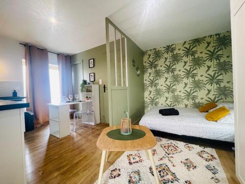 Cette petite chambre comprend un lit et une table. dans l'établissement Casa Belfort - Studio, à Angers