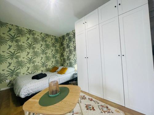 une chambre avec un lit et une table dedans dans l'établissement Casa Belfort - Studio, à Angers