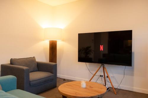 TV a/nebo společenská místnost v ubytování Sanctuary Luxe Stays