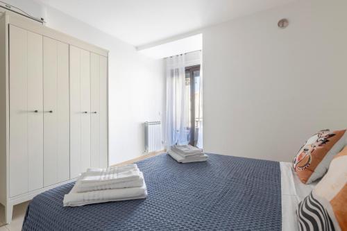 a bedroom with a bed with towels on it at Little Rose in Catania