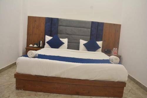 Cama o camas de una habitación en Hotel AU Villa-Just 2km Away From TajMahal