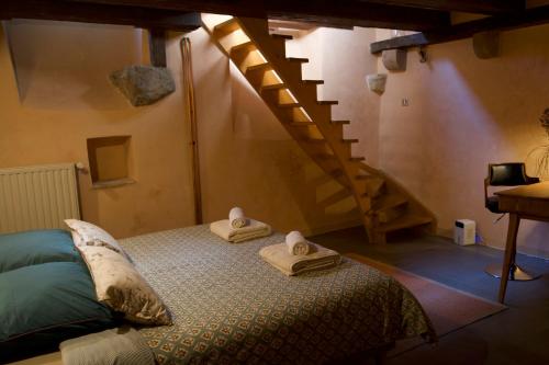 une chambre avec un lit avec des serviettes dessus dans l'établissement Central & Quiet, Full apart for 2 L'Escapade Fleurie, à Colmar
