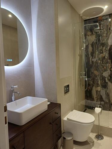 une salle de bain avec un lavabo, des toilettes et une douche dans l'établissement Studio Centre-Ville Nice, à Nice