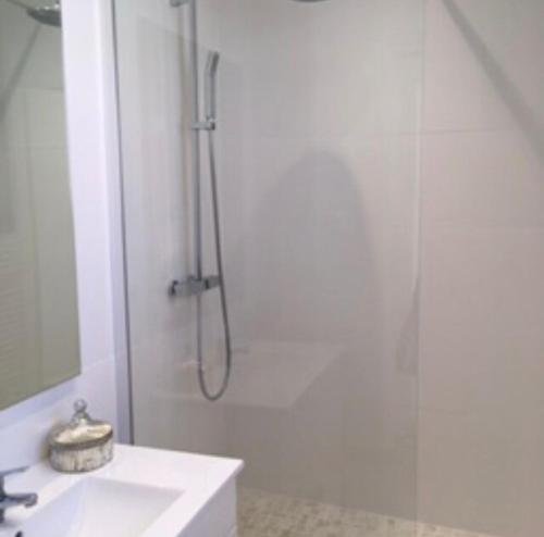 Salle de bains dans l'établissement Logement hyper centre près du Port et prés salés