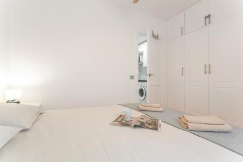 コラレホにあるCasa Loletaの白い部屋(タオル、鏡付)