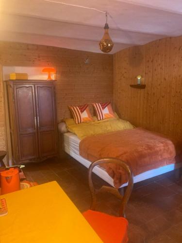 - une chambre avec deux lits, une table et une table dans l'établissement Chambre en bois, à La Turbie