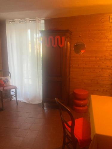 une pièce avec une table, des chaises et une fenêtre dans l'établissement Chambre en bois, à La Turbie