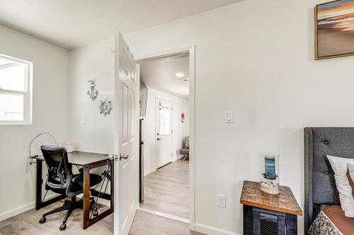 Pet-Friendly Oceano Home with Patio, 2 Mi to Dunes!にあるシーティングエリア