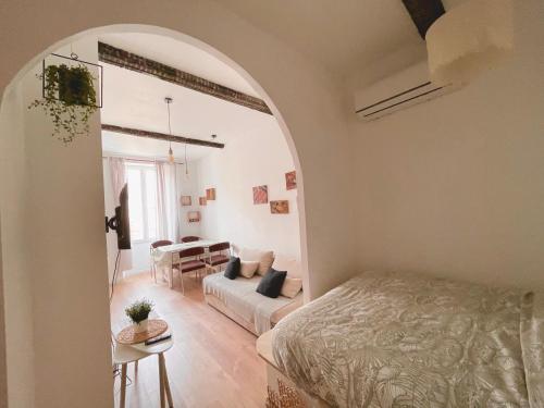 une chambre avec un lit et un salon dans l'établissement Studio Nemausus, à Nîmes