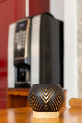a black phone sitting on top of a wooden table at Abitarela - Maison d'Hôtes - B&B in Sigean