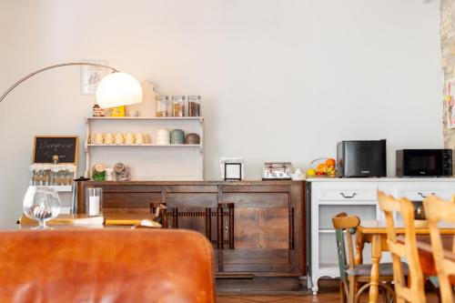 a dining room with a table and a fireplace at Abitarela - Maison d'Hôtes - B&B in Sigean