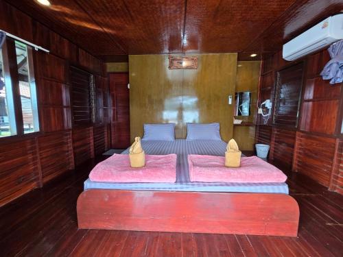 Postel nebo postele na pokoji v ubytování เดอะกาญจน์รีสอร์ท- The Kan Resort