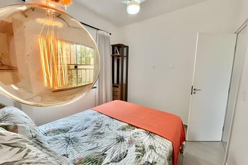 a bedroom with a bed and a large mirror at Casa aconchegante e com quintal privativo in Matinhos