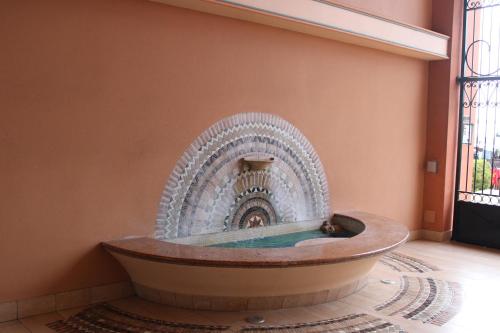 une fontaine dans l'angle d'une pièce dans l'établissement Le Must ! ADMIRAL PLAZA, à Menton