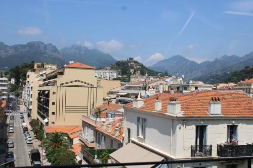 vistas a una ciudad con edificios y montañas en Le Must ! ADMIRAL PLAZA, en Menton
