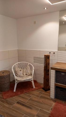 a room with a white bench in a room at Ferienhaus Sinneswandel in Sehmatal