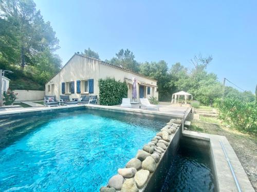 une piscine devant une maison dans l'établissement La Villa Dolia, à Villedieu