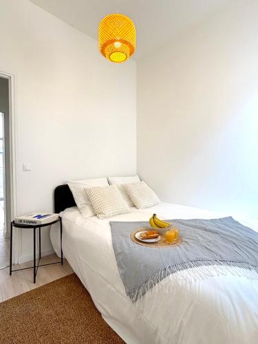 - une chambre avec un lit et un plateau de bananes dans l'établissement L'appartement Plaisance, à Paris