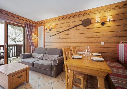un salon avec un canapé et une table dans l'établissement Appartement Ecrin B112, à Tignes