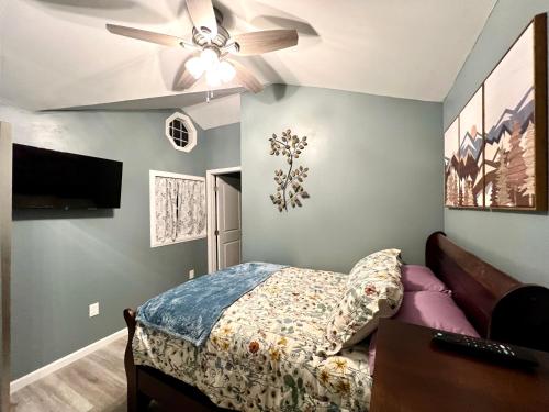 Un dormitorio con una cama y un ventilador de techo. en Nanas Lil House, en Maryville