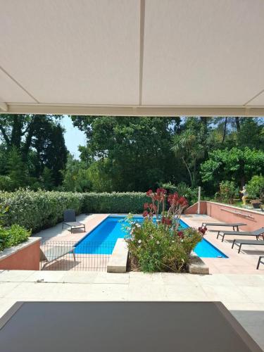 - une vue extérieure sur la piscine dans une maison dans l'établissement Villa accueillante avec piscine à Seillans, à Seillans