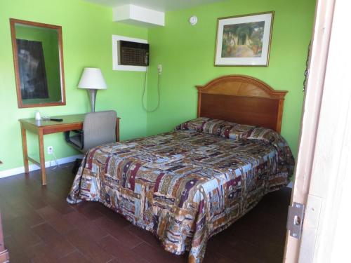 Ein Bett oder Betten in einem Zimmer der Unterkunft Park Motel