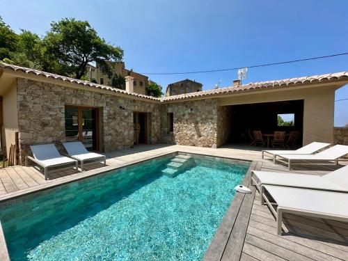 une villa avec piscine et une maison dans l'établissement Casa di l'Ortu - Villa neuve avec piscine privée chauffée, à Feliceto