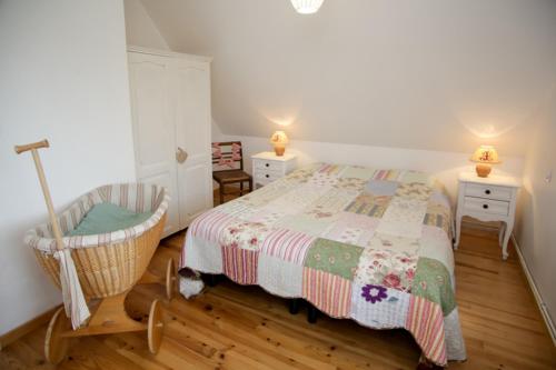 - une chambre avec un lit, une chaise et deux tables de nuit dans l'établissement Gîte 3 - les Champêtres, à Mittelwihr