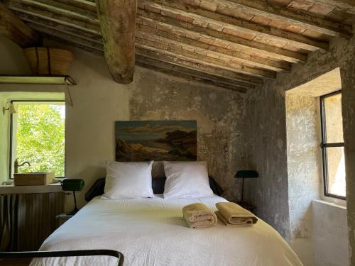 une chambre avec un lit avec des serviettes dessus dans l'établissement La Loube - Maison paysanne, à Buoux