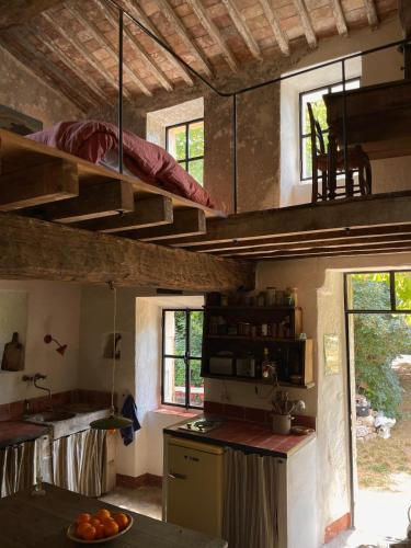une cuisine avec des escaliers et un évier dans une maison dans l'établissement La Loube - Maison paysanne, à Buoux