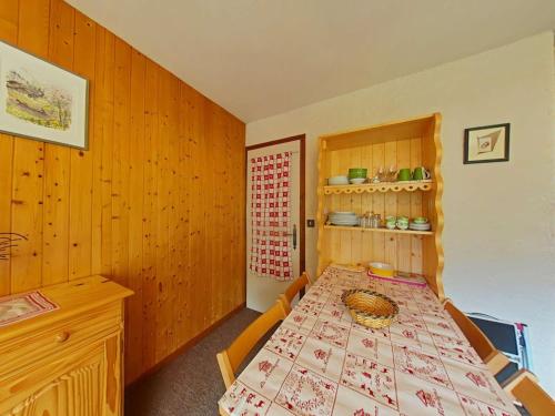 une salle à manger avec une table et une étagère dans l'établissement Studio cosy 4 pers avec navette et casier à skis - Grand-Bornand - FR-1-241-112, au Grand-Bornand