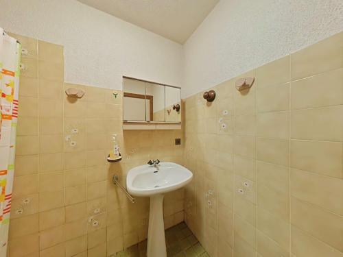 une salle de bain avec un lavabo et un miroir dans l'établissement Studio cosy 4 pers avec navette et casier à skis - Grand-Bornand - FR-1-241-112, au Grand-Bornand