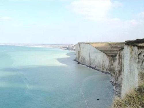 a view of the ocean from a cliff at LE CISE EAU À bois in Le Bois de Cise