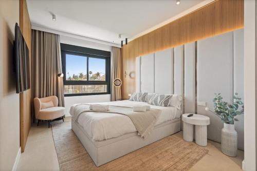 ミハス・コスタにあるStylish 2-Bed Retreat in Ipanema Homes - RDR500の大きなベッドと大きな窓のある寝室