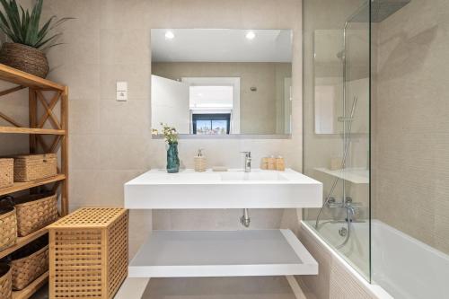 ミハス・コスタにあるStylish 2-Bed Retreat in Ipanema Homes - RDR500の白い洗面台とシャワー付きのバスルーム