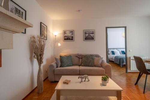 un salon avec un canapé et une table dans l'établissement Le Domino - Cran Gevrier center - Annecy, à Annecy