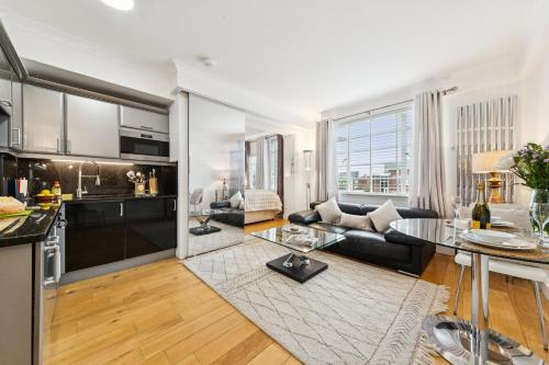an open kitchen and living room in a apartment at Nell Gwynn Chelsea Accommodation in London