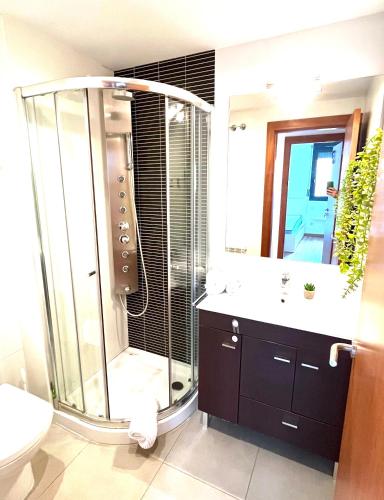 a bathroom with a shower and a sink at Apartamento independiente con jardín D82 in Terrassa