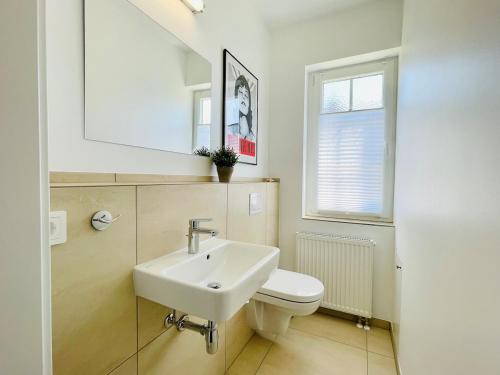 Ένα μπάνιο στο Moderne Sylt-Wohnung "Waihüs" im ruhigen Alt-Westerland