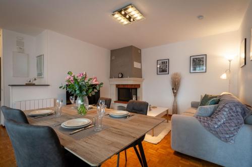un salon avec une table en bois et un canapé dans l'établissement Le Domino - Cran Gevrier center - Annecy, à Annecy