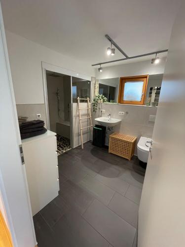 Ένα μπάνιο στο Luxuriöse Ferienwohnung im Herzen des Allgäus