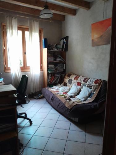 une chambre avec un lit dans le coin d'une pièce dans l'établissement Grande maison écologique, à Rousset-les-Vignes