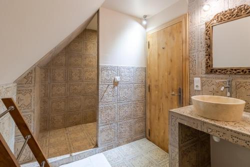 a bathroom with a sink and a shower at Demeure Au Coeur De La Nature in Domme