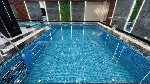 Bazén v ubytování Aanchal Palace Hotel nebo v jeho okolí