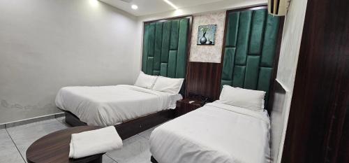 Hotel Shagun Inn Bopalにあるベッド