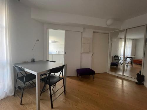 une salle à manger avec une table et des chaises dans une pièce dans l'établissement Studio face Jardin des Plantes, à Paris