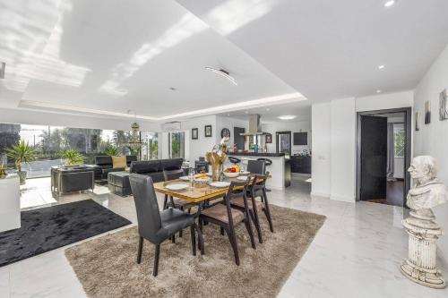 Villa Sylisia by Villa Plus