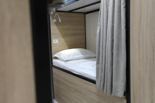 Postel nebo postele na pokoji v ubytování Urban Stay Hostel Saranda