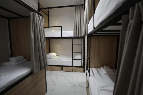 Postel nebo postele na pokoji v ubytování Urban Stay Hostel Saranda