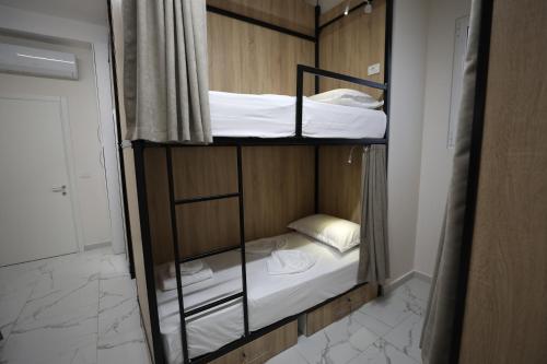 Postel nebo postele na pokoji v ubytování Urban Stay Hostel Saranda